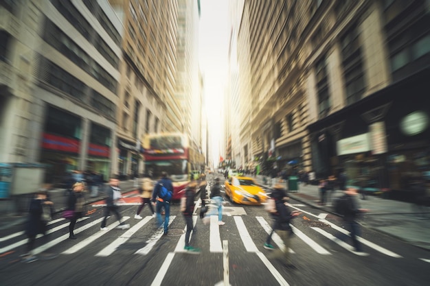 Uma multidão difusa de empresários irrecogníveis caminhando na passagem de zebras na hora de ponta do dia de trabalho