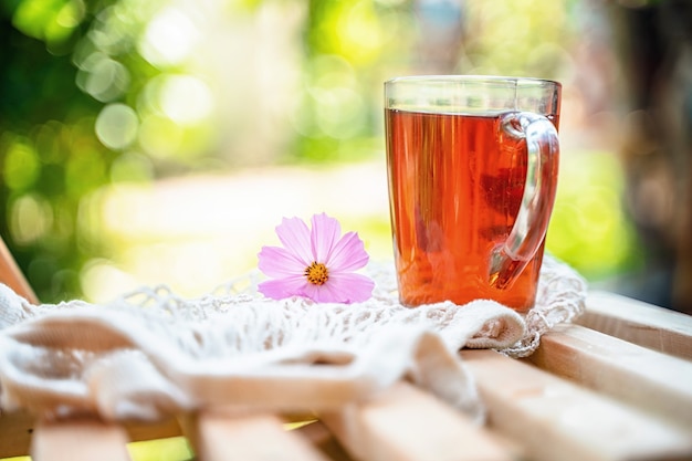 Uma natureza morta agradável tranquila no jardim com uma xícara de chá e flores no verão