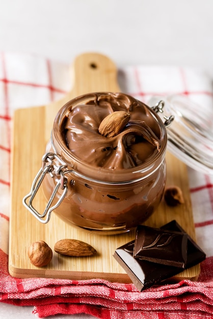 Uma natureza morta com um guardanapo vertical de vidro de avelã e amêndoa e chocolate