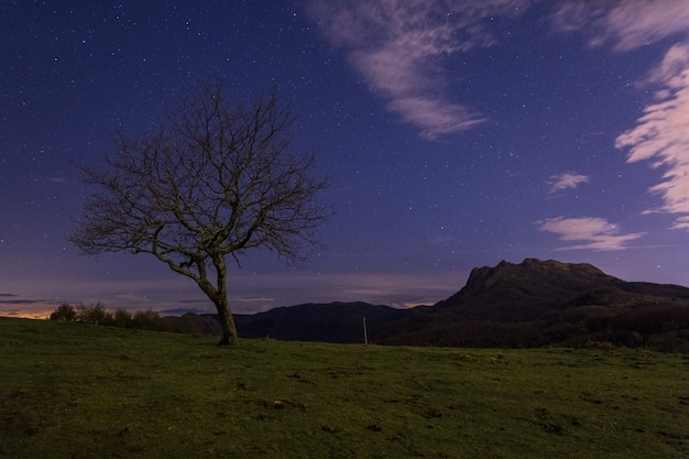 Foto uma noite na montanha basca chamada aiako harriak, em irun, país basco.