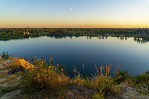 Uma noite tranquila na margem da pedreira de Pugarevsky, região de Vsevolozhsk Leningrado