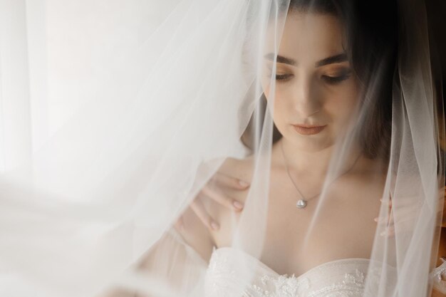 Uma noiva em um vestido de noiva com um pingente de diamante