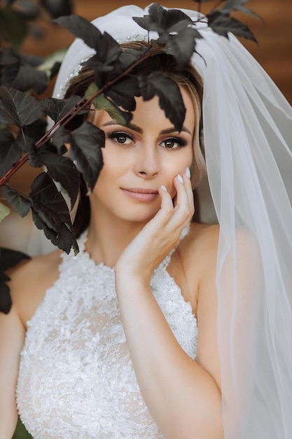 Uma noiva feliz e elegante com um buquê de casamento a desfrutar do melhor dia da sua vida.