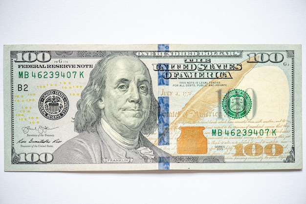 Uma nota de um dólar está em um fundo branco.