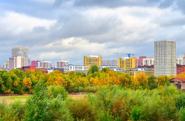 Uma nova área de uma grande cidade edifícios residenciais Highrise sob um céu nublado no outono Novosibirsk