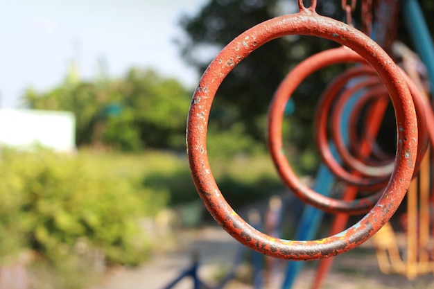 uma nova visão do jogador de loop de aço círculo vermelho no antigo parque infantil