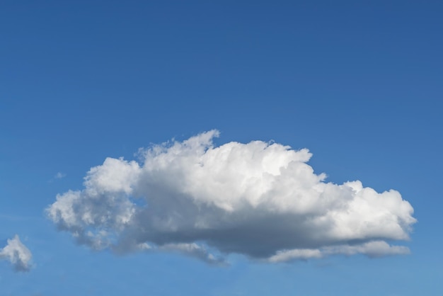 Uma nuvem branca no céu azul no horizonte