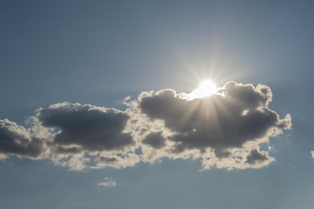 Foto uma nuvem com o sol brilhando através dela