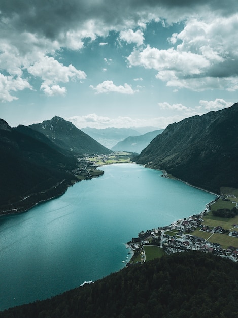 Foto uma nuvem de chuva repentina se aproxima do lago de montanha achen, no tirol, na áustria.