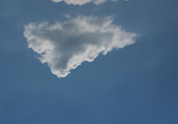 Uma nuvem no céu está acima das nuvens