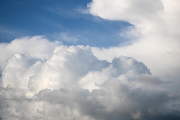 uma nuvem que está no céu com a palavra nuvem sobre ela cumulus nuvens cumulonimbus