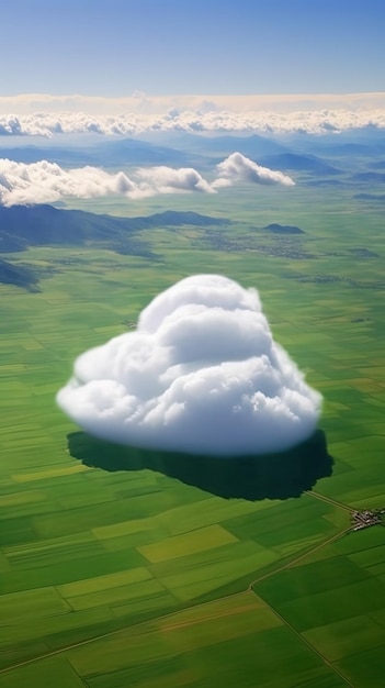 Foto uma nuvem que está no céu e o chão é verde