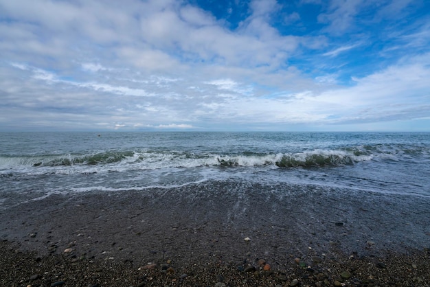 Foto uma onda entrante no mar negro e uma praia de seixos em um dia de verão sochi território de krasnodar rússia