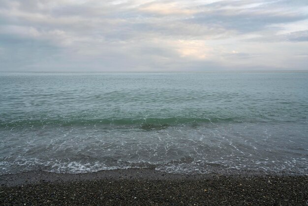 Uma onda entrante no Mar Negro na costa de Sochi em um dia de verão Território de Krasnodar Rússia