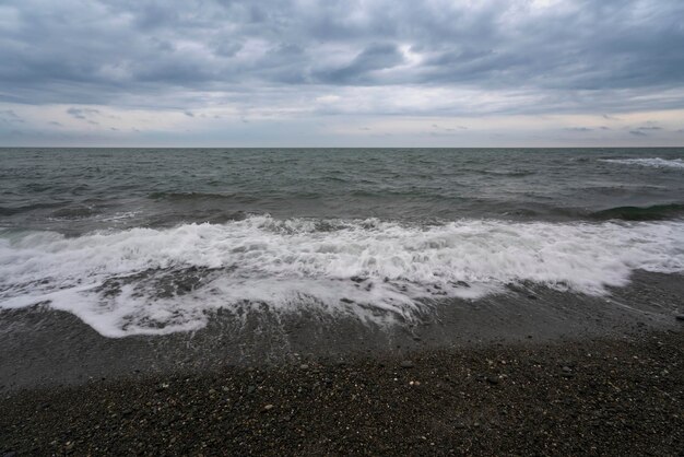 Foto uma onda entrante no mar negro na costa de sochi em um dia de verão território de krasnodar rússia