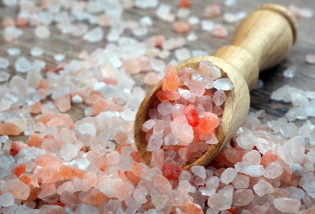 Uma pá é usada para colher sal e sal marinho.