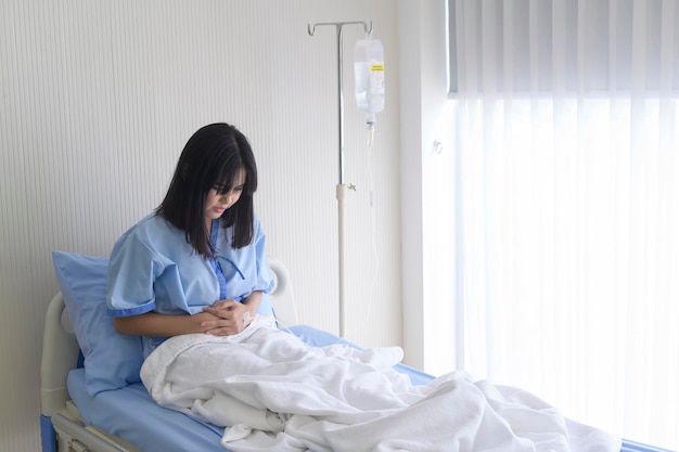 Uma paciente asiática desanimada Após a declaração do médico de que o curso do câncer