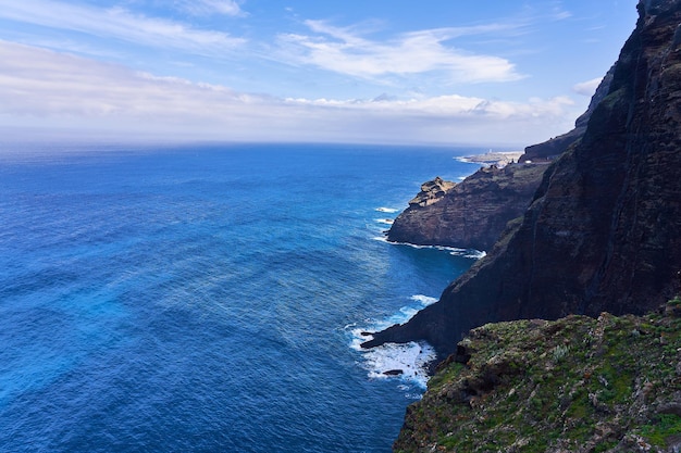 Uma paisagem agradável com uma grande rocha e o Oceano Atlântico O elemento natural