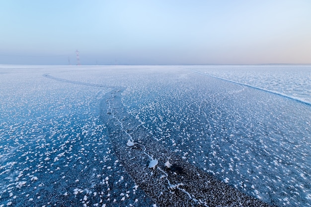 Uma paisagem brilhante de manhã de inverno, raios solares de aquecimento removíveis e suaves.