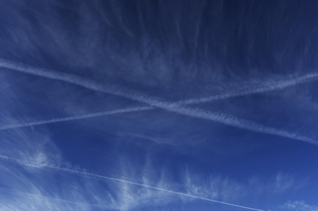 Foto uma paisagem celeste com vários vestígios de trilhas de combustível de aviação