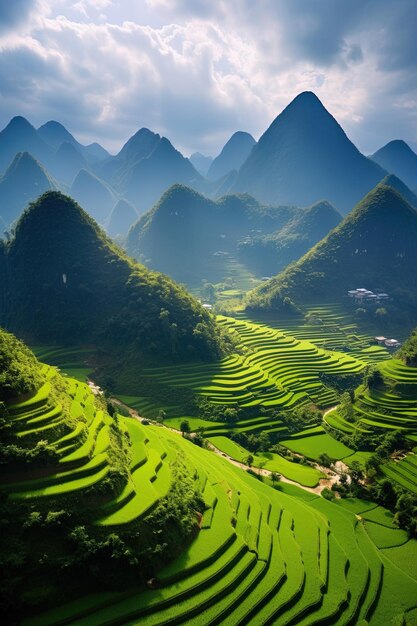uma paisagem com montanhas e terraços de arroz com uma aldeia ao fundo