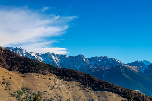 Foto uma paisagem de céu azul entre montanhas