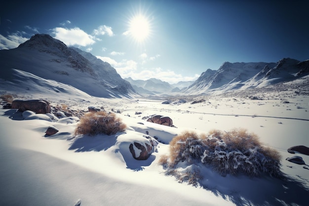 Uma paisagem de neve com montanhas ao fundo e o sol brilhando na neve.