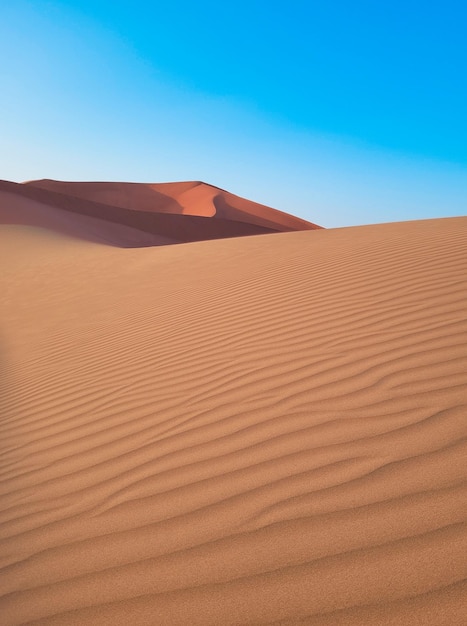 Uma paisagem desértica com dunas de areia e um céu azul