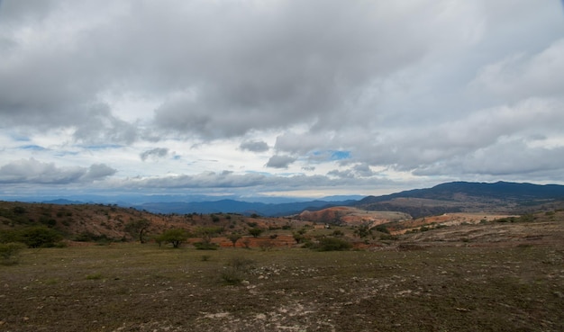 Uma paisagem mexicana colorida com montanhas vermelhas e céu nublado em Victoria Guanajuato