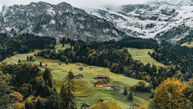 Uma paisagem montanhosa com casas e montanhas ao fundo