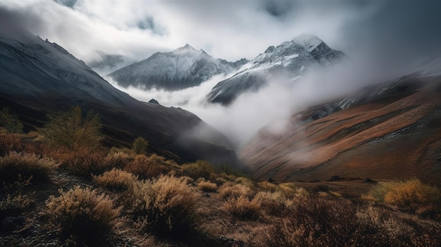 Uma paisagem montanhosa com nuvens e uma montanha ao fundo