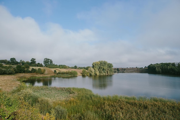 Foto uma paisagem pitoresca com uma lagoa perto da aldeia