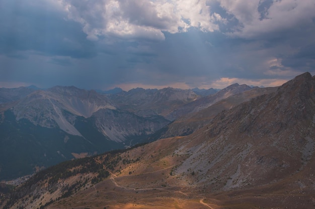Uma paisagem pitoresca do Sommet de Tronchet, no vale de Queyras, nos Alpes Hautes-Alpes, França