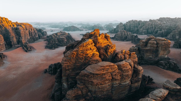 uma paisagem rochosa com uma paisagem desértica e uma paisagem deserto