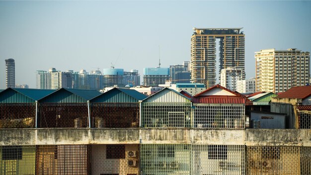 Foto uma paisagem urbana com um prédio ao fundo