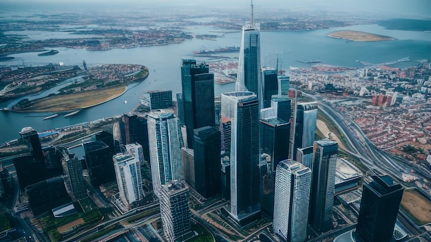 Uma paisagem urbana com um rio e arranha-céus em primeiro plano