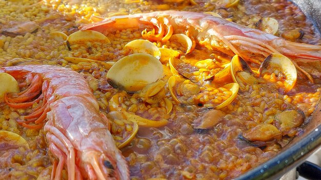 Uma panela de frutos do mar com amêijoas