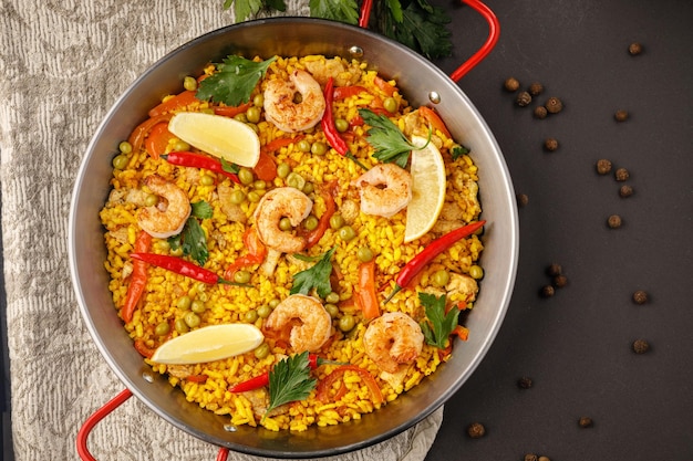 Uma panela de paella com camarões e arroz