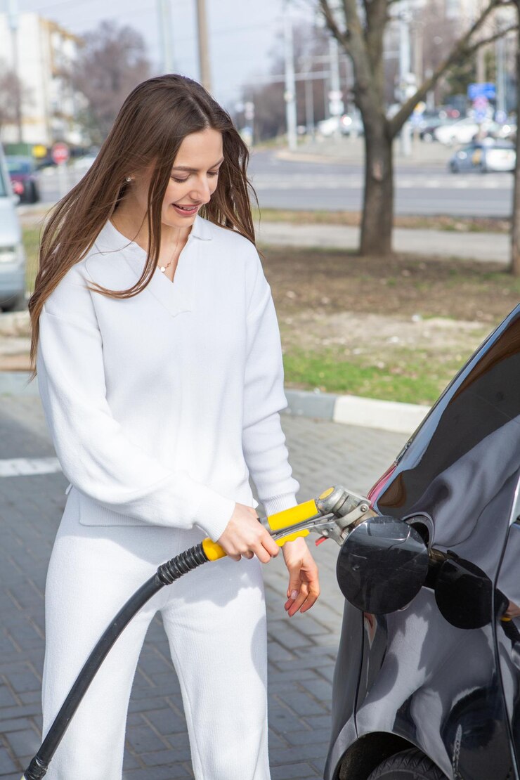 Foto uma parada para reabastecer no posto de gasolina reabastecer o carro com gasolina