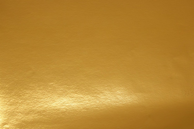 Uma parede amarela em uma sala