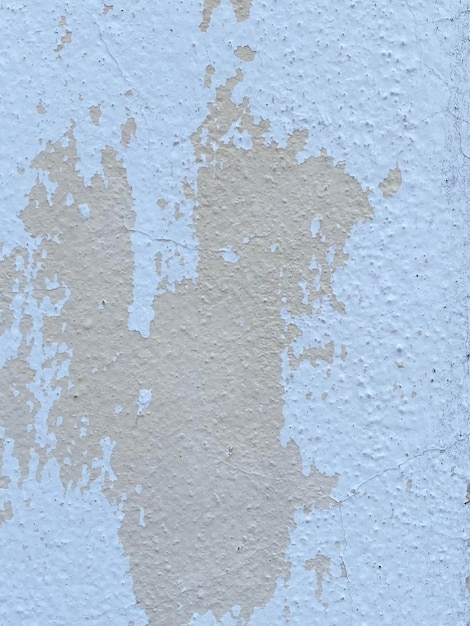 Uma parede azul com tinta branca e uma pintura branca.