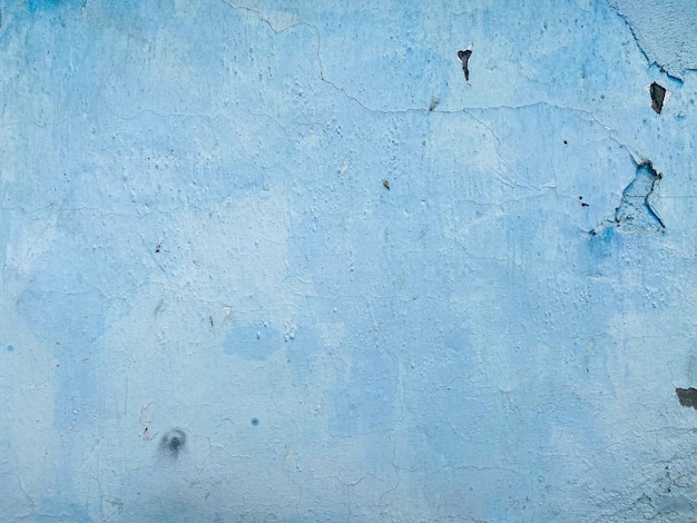 Uma parede azul com um sinal branco