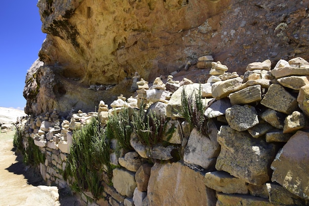 Uma parede de pedras em Isla Del Sol Ilha do Sol no lago Titicaca Bolívia América do Sul