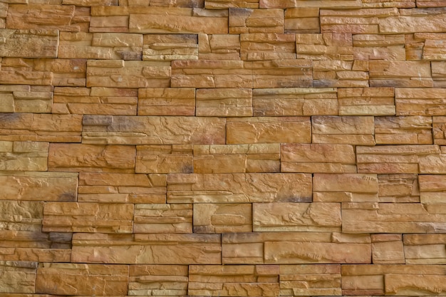 Uma parede de tijolo amarelo
