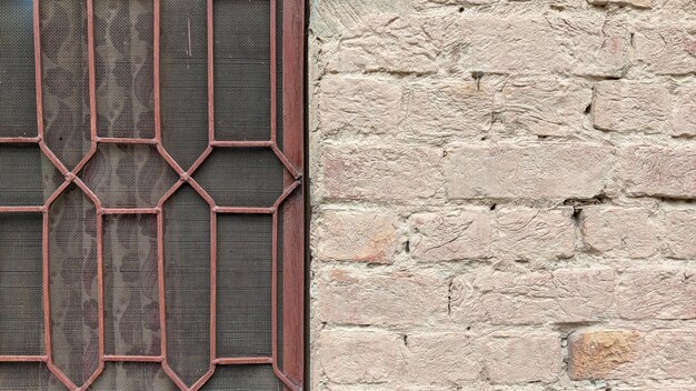 Uma parede de tijolos com uma janela
