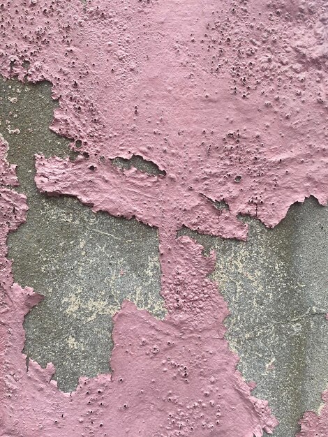 Uma parede texturizada rosa com uma superfície texturizada áspera.