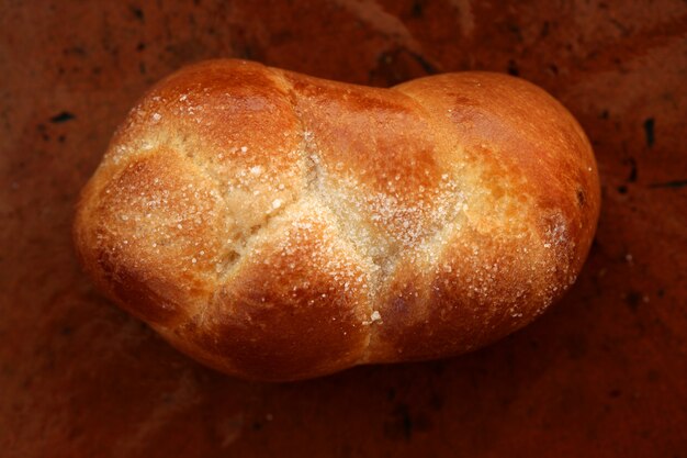 Uma pastelaria de brioche na argila laranja