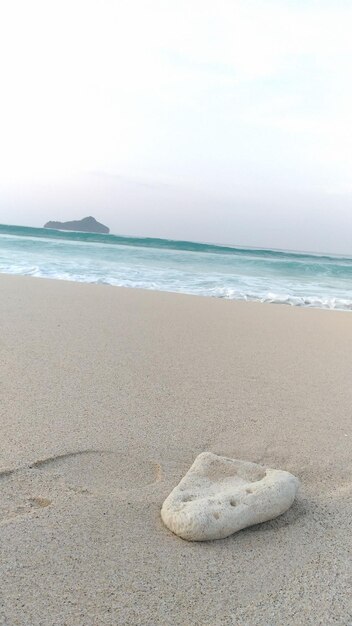 Foto uma pedra branca na areia