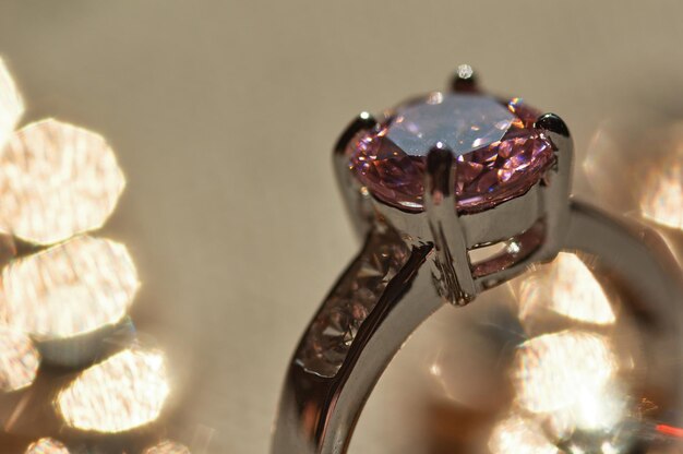 Uma pedra rosa é exibida em um anel de ouro.