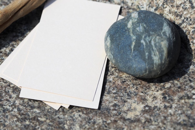 Uma pedra sobre uma pedra ao lado de um papel branco